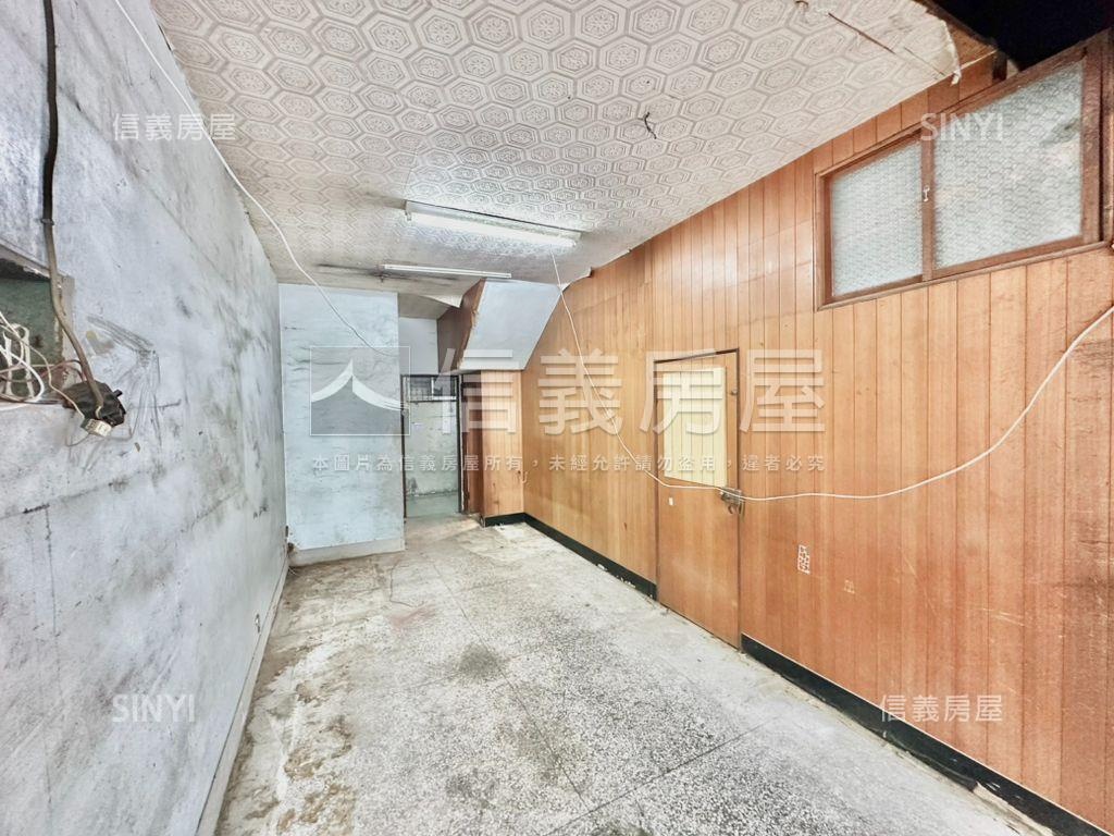 正梅川東路近育德路讚透天房屋室內格局與周邊環境