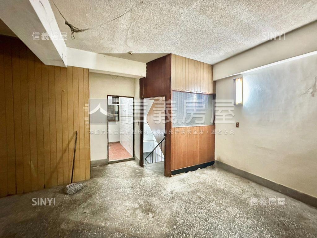 正梅川東路近育德路讚透天房屋室內格局與周邊環境