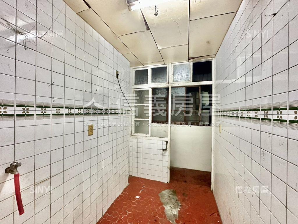 正梅川東路近育德路讚透天房屋室內格局與周邊環境