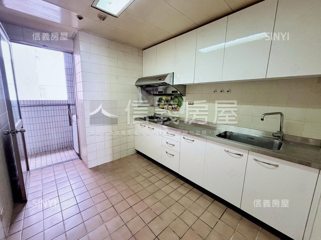 首購北區國泰高樓三房平車房屋室內格局與周邊環境