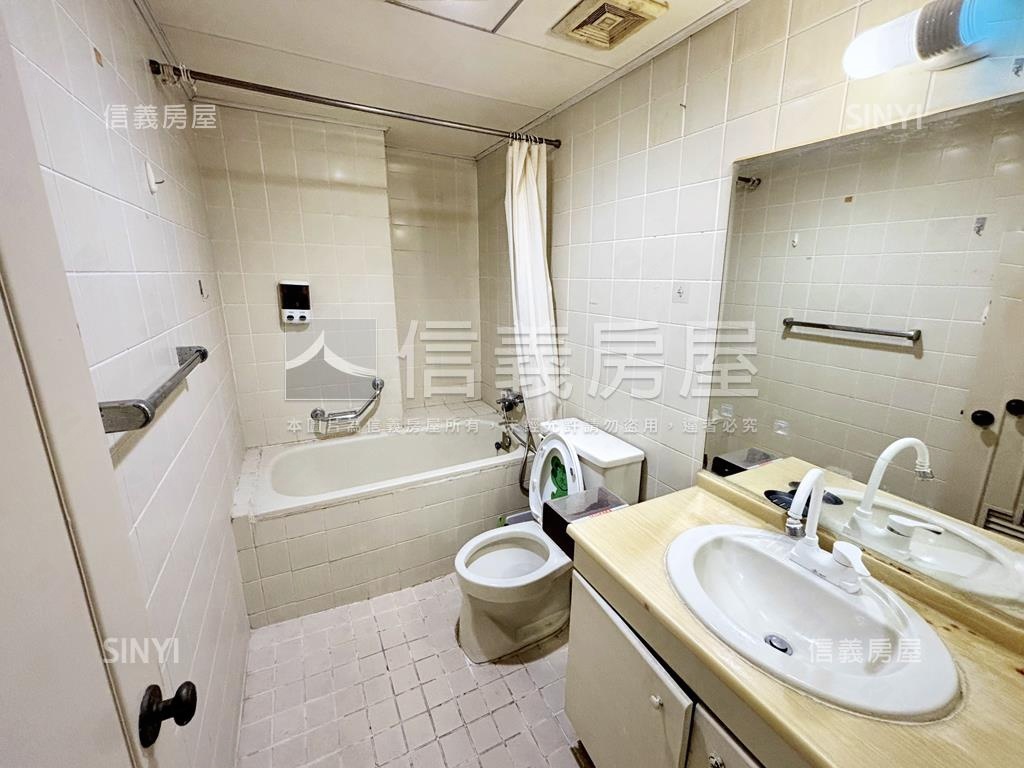 首購北區國泰高樓三房平車房屋室內格局與周邊環境