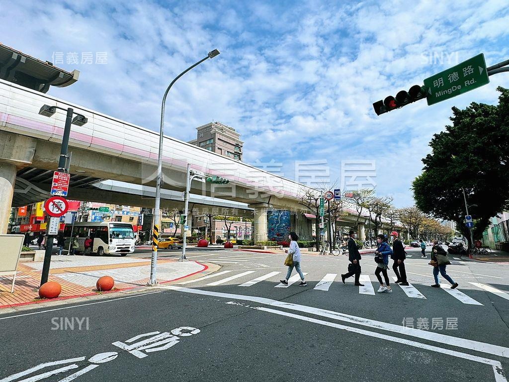 ＮＥＷ國泰雍萃露台雙車位房屋室內格局與周邊環境