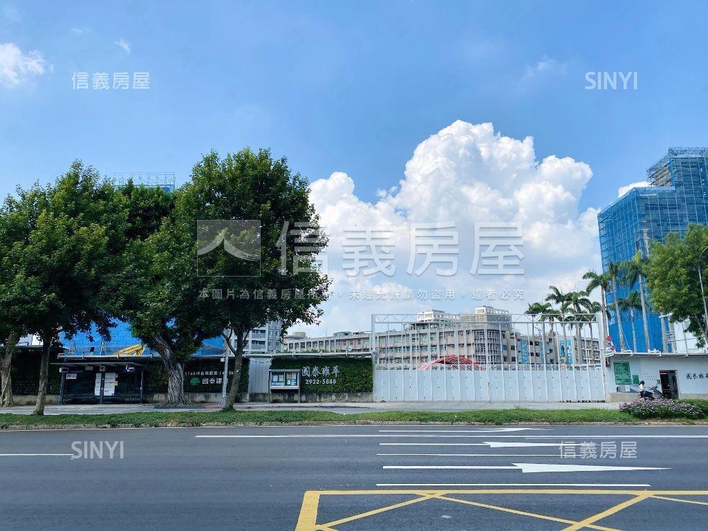 ＮＥＷ國泰雍萃露台雙車位房屋室內格局與周邊環境