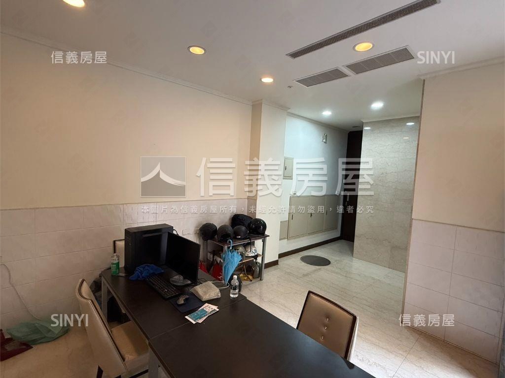 角窗收租店宿透天房屋室內格局與周邊環境