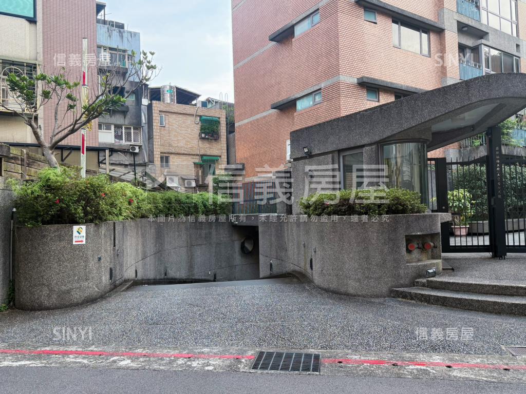 稀有釋出菩石坡平車位房屋室內格局與周邊環境