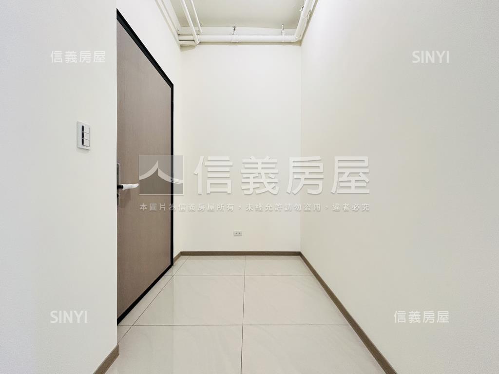 峰左岸。面中庭清幽三房房屋室內格局與周邊環境