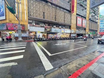 西門商圈人潮聚金店面
