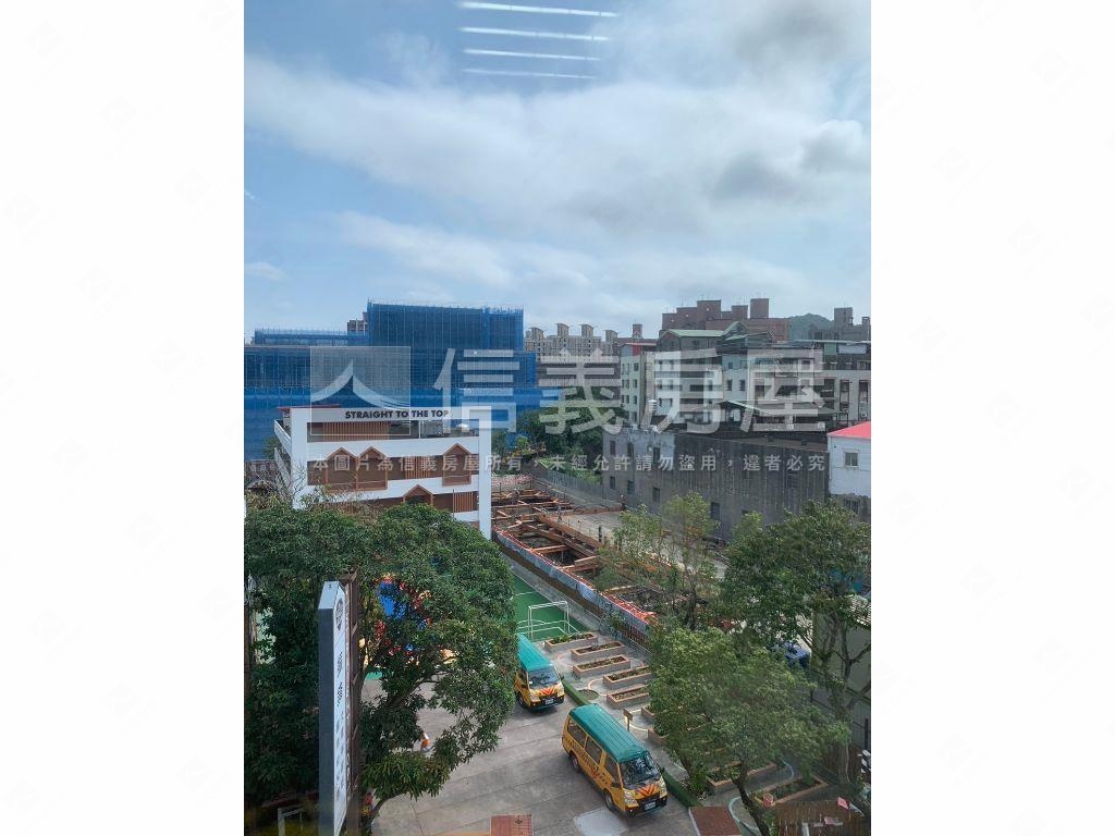 走路上學德音三房車位房屋室內格局與周邊環境