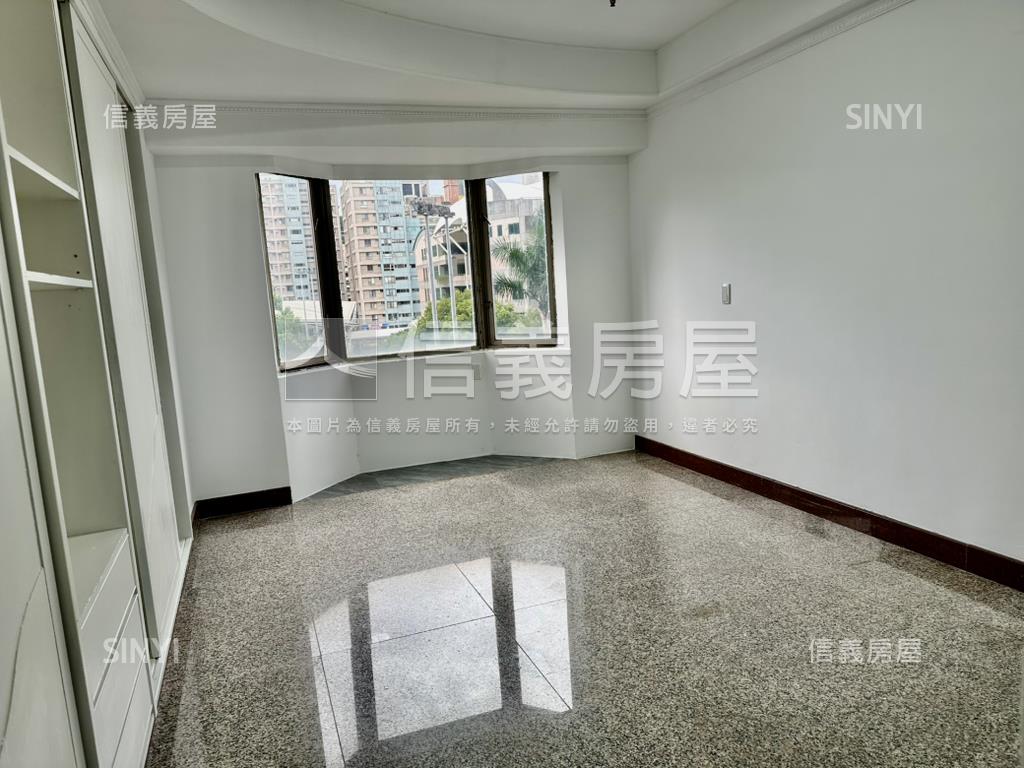 香檳景觀四房坡平房屋室內格局與周邊環境
