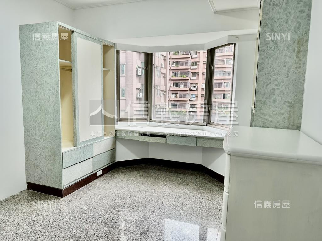 香檳景觀四房坡平房屋室內格局與周邊環境