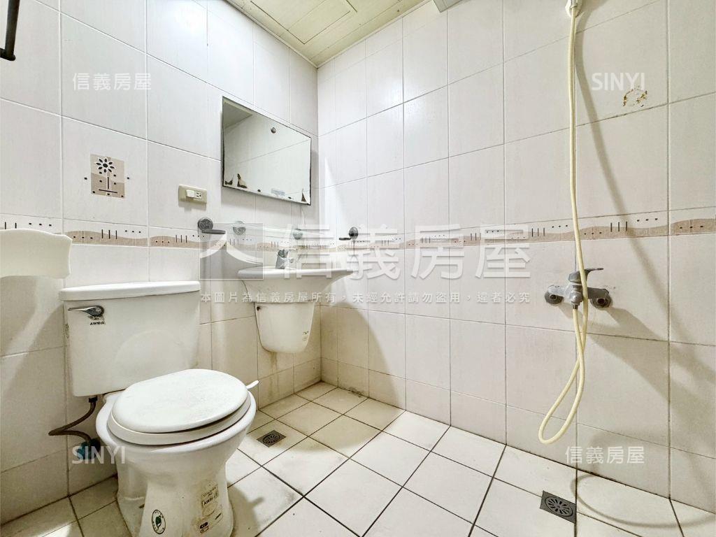 楠梓路正四層樓透店房屋室內格局與周邊環境