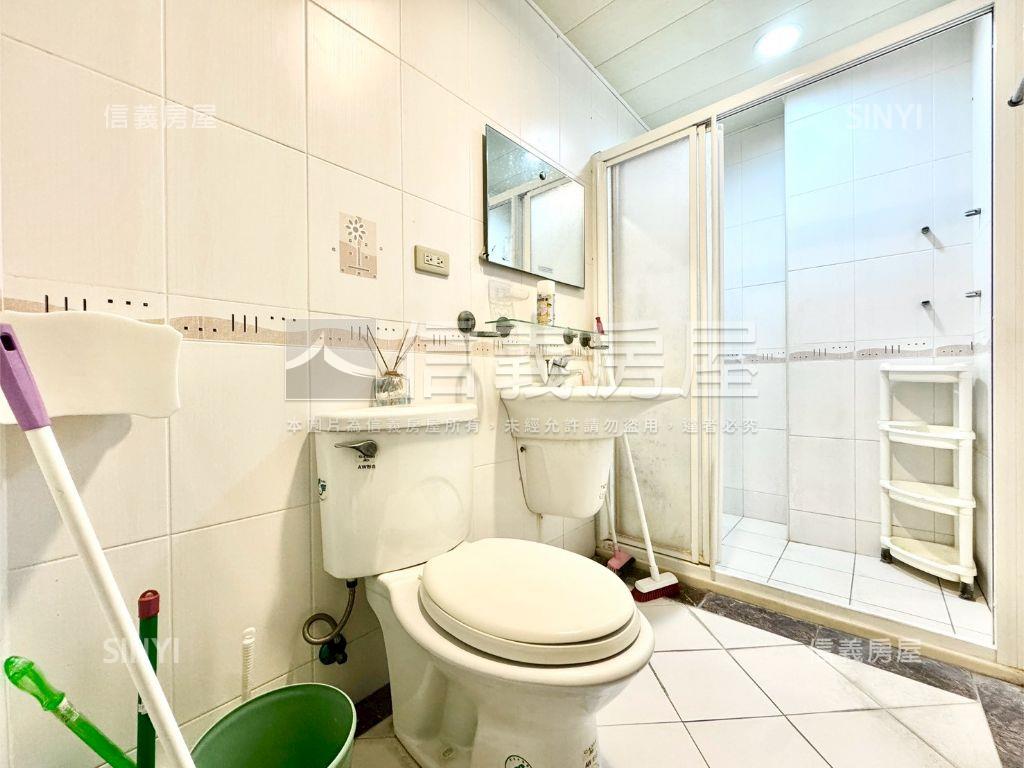 楠梓路正四層樓透店房屋室內格局與周邊環境