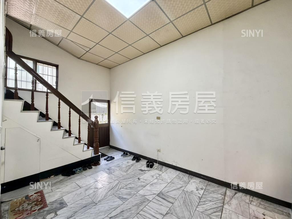 鳳山正路大空間透店房屋室內格局與周邊環境