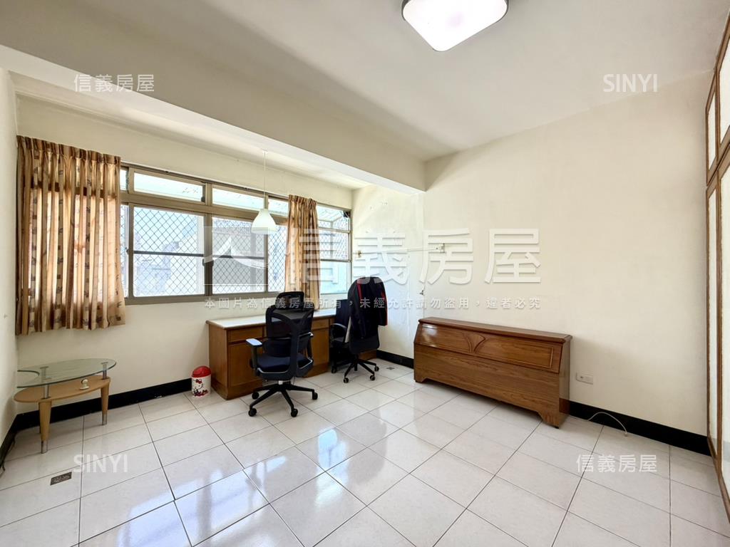 鳳山正路大空間透店房屋室內格局與周邊環境