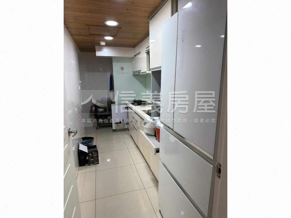 捷運上郡高樓三房車位房屋室內格局與周邊環境