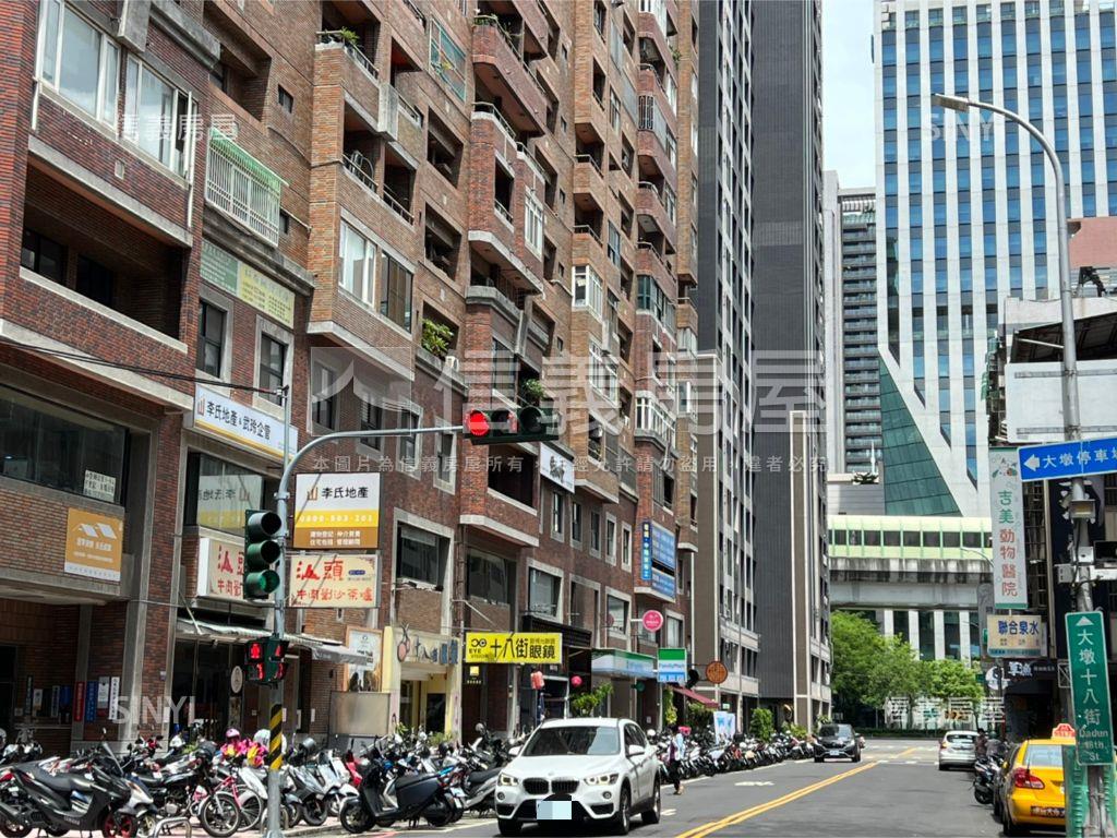 近市府捷運站大面寬店面房屋室內格局與周邊環境