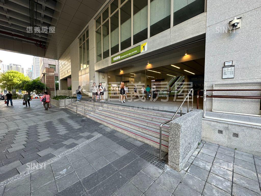 近市府捷運站大面寬店面房屋室內格局與周邊環境