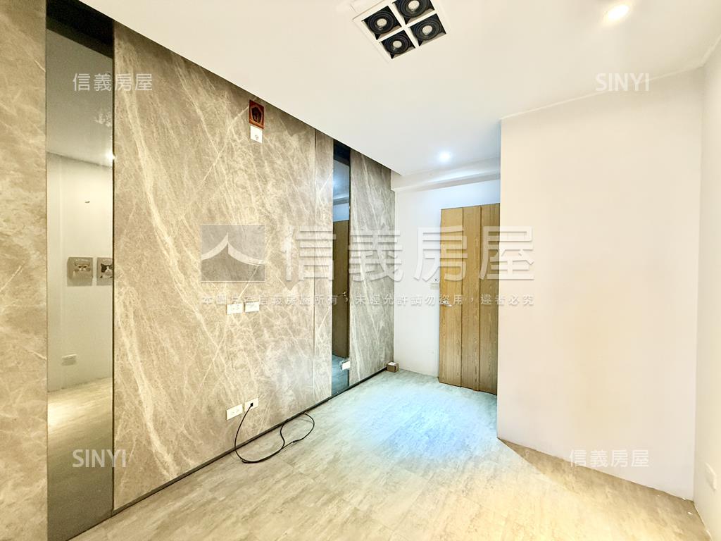 小港臨路騎樓透天房屋室內格局與周邊環境