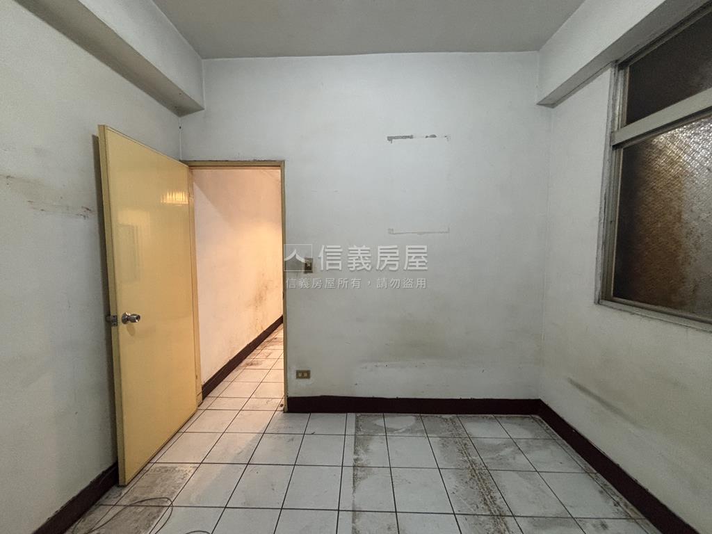 近文華高中捷運朝北三房房屋室內格局與周邊環境