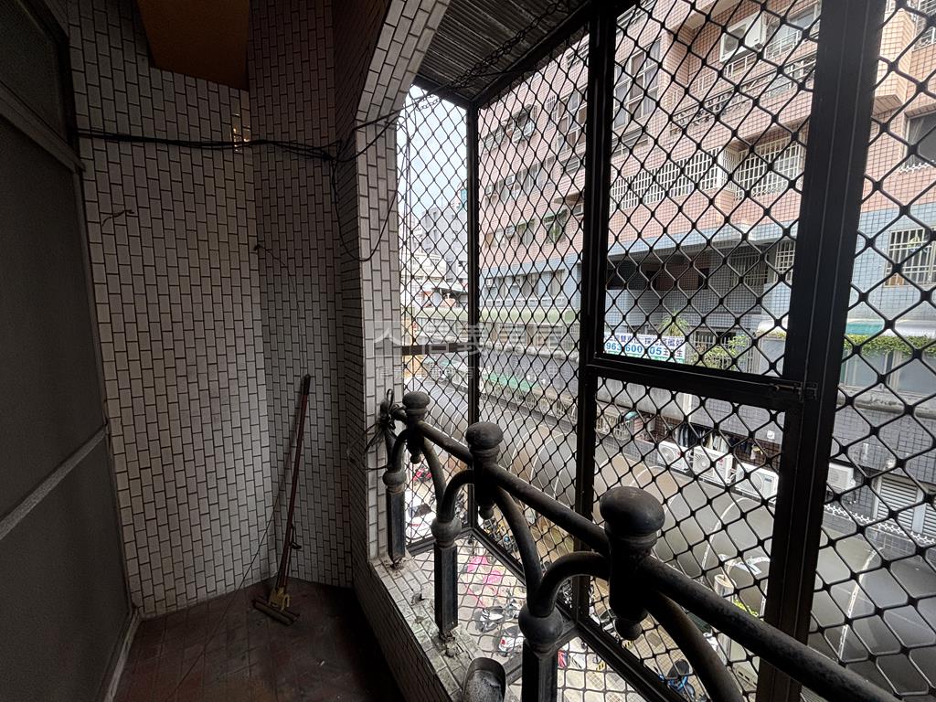 近文華高中捷運朝北三房房屋室內格局與周邊環境