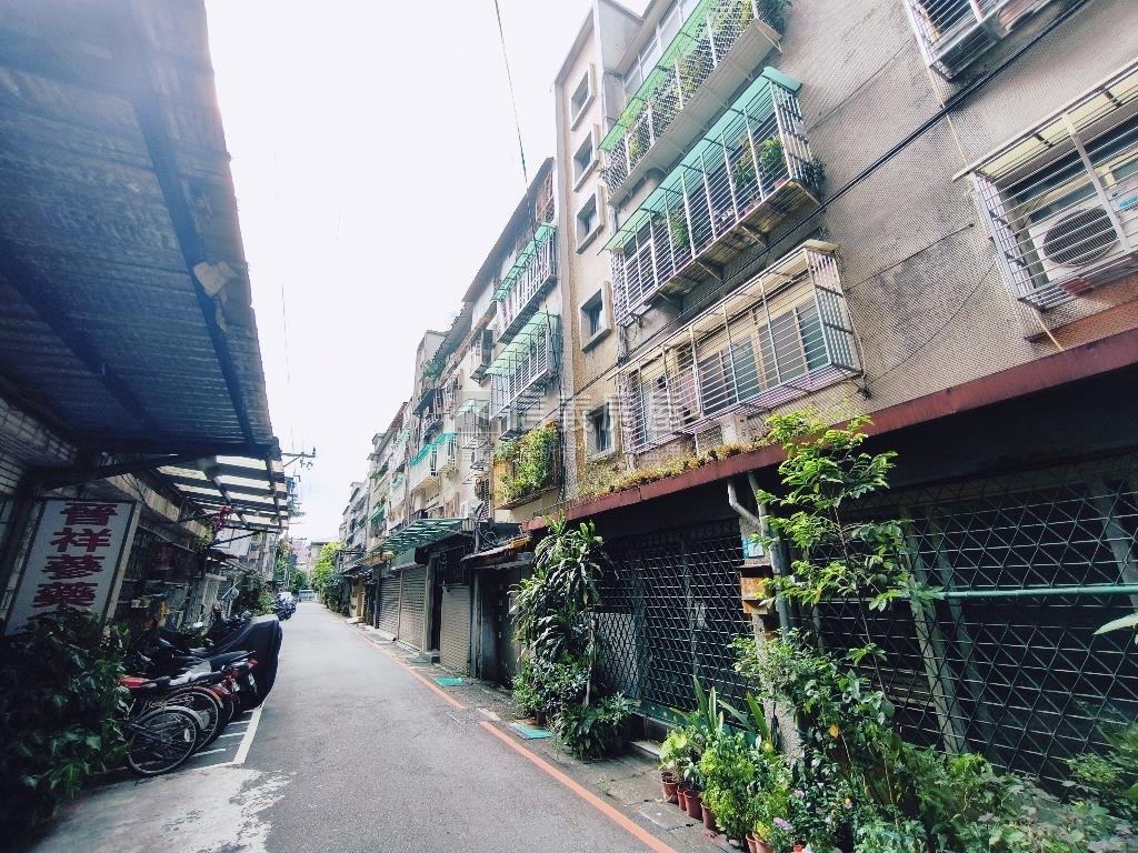 秀朗國小公寓２樓房屋室內格局與周邊環境