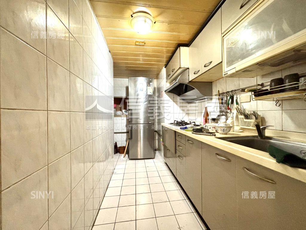 藝術溫馨３房車位房屋室內格局與周邊環境