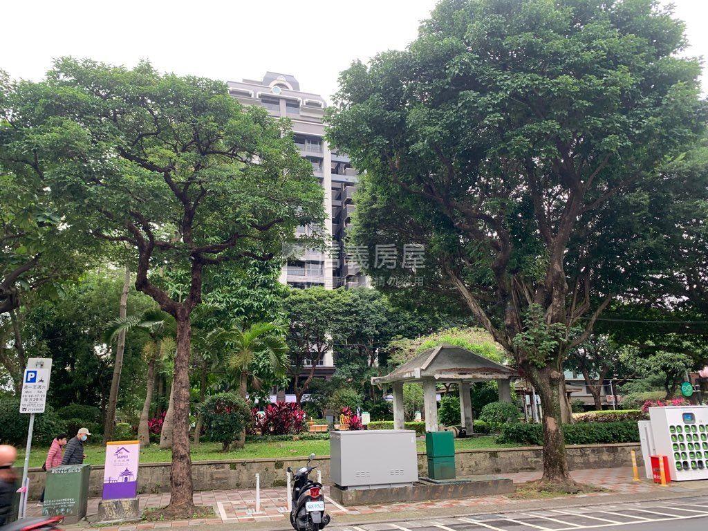 公園首席美美居宅平面車位房屋室內格局與周邊環境