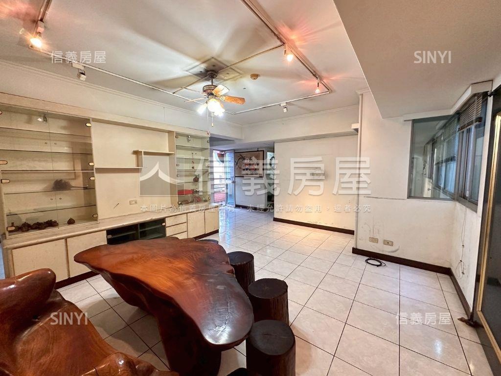 近大墩家樂福華廈三房車位房屋室內格局與周邊環境