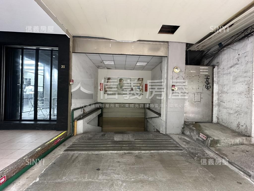 稀有獨立坡道平面車位房屋室內格局與周邊環境