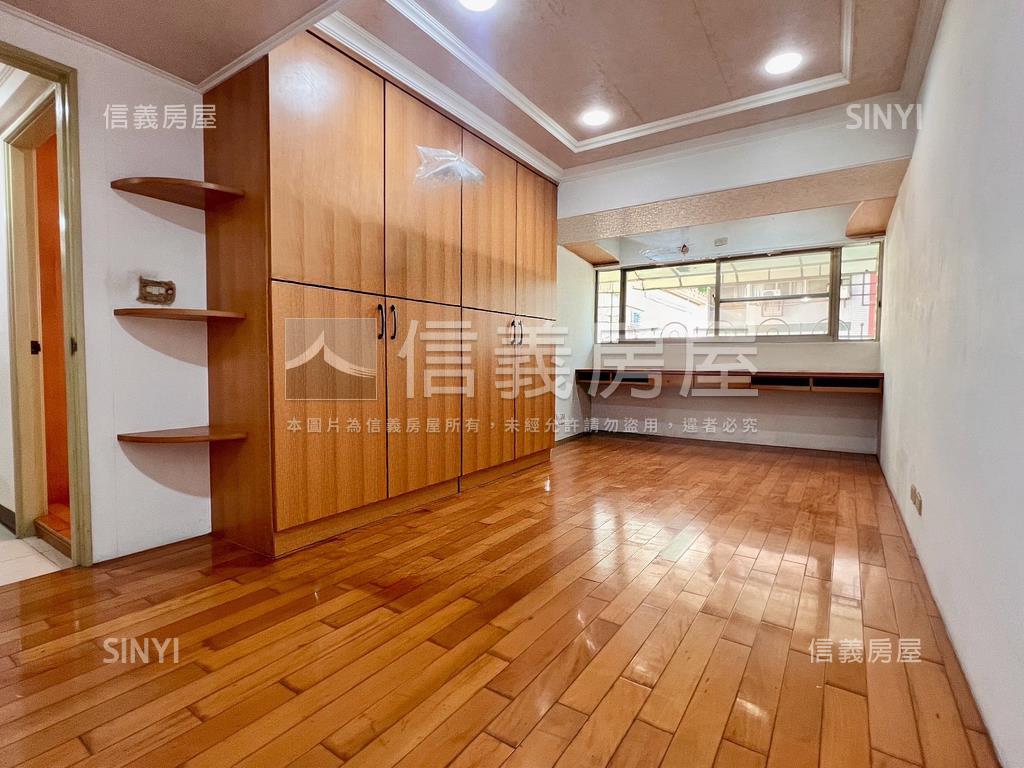 鎮京殿正面公園平車四房房屋室內格局與周邊環境