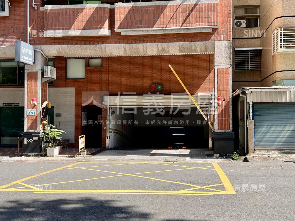 鎮京殿正面公園平車四房房屋室內格局與周邊環境