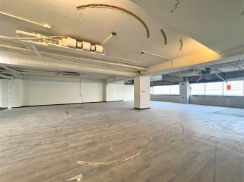 松山高樓辦公大空間附車位