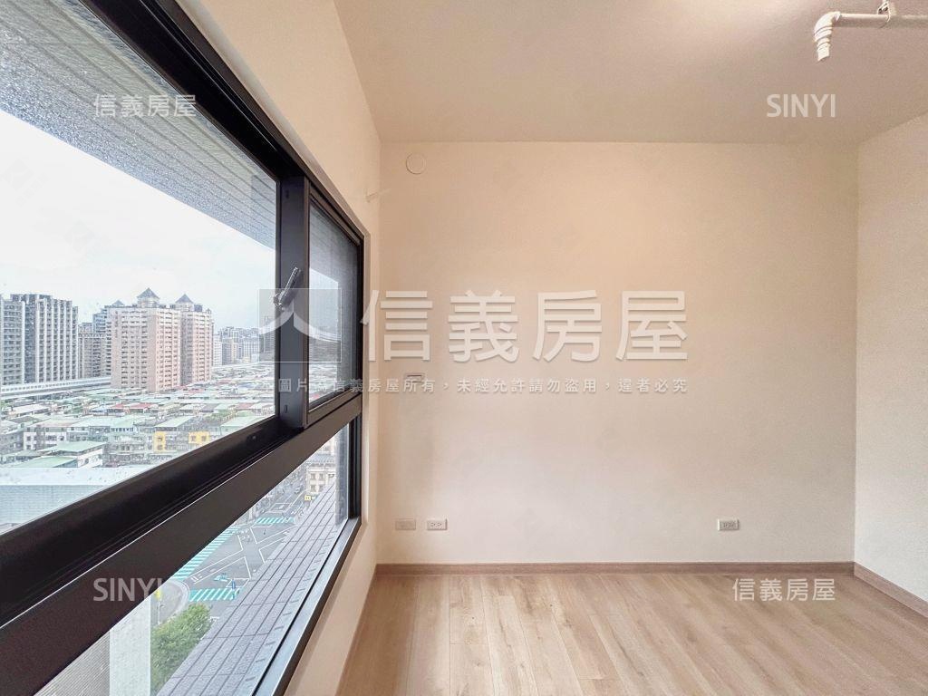 青青頂樓全新三房車位房屋室內格局與周邊環境