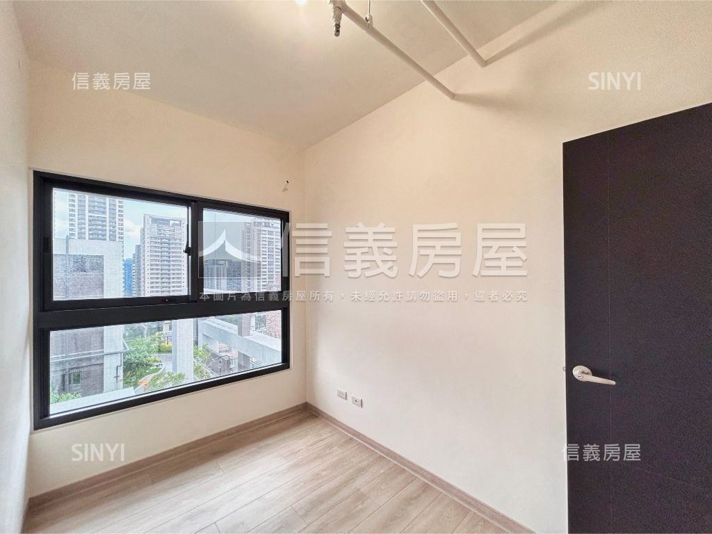 青青頂樓全新三房車位房屋室內格局與周邊環境