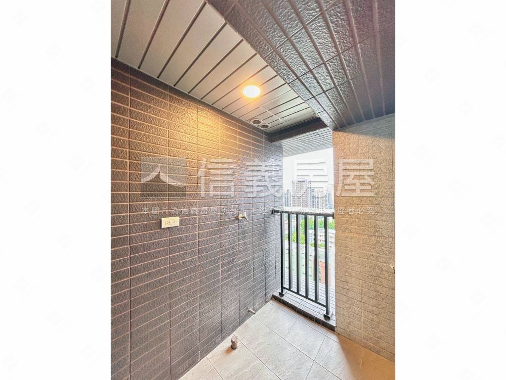 青青頂樓全新三房車位房屋室內格局與周邊環境