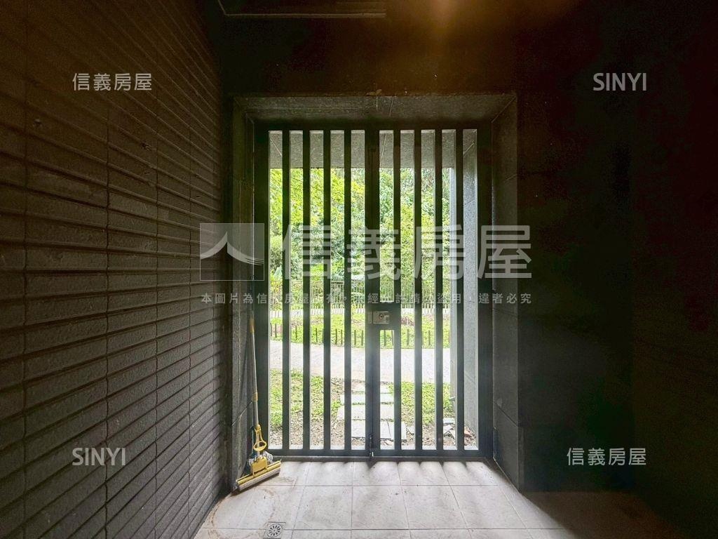 陽光小資挑高辦公室房屋室內格局與周邊環境