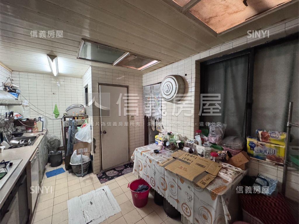 稀有臨活路日式透天房屋室內格局與周邊環境