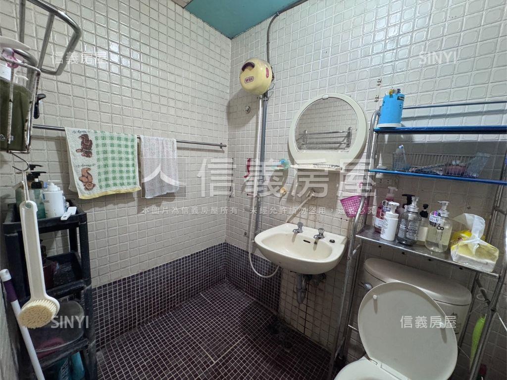 稀有臨活路日式透天房屋室內格局與周邊環境