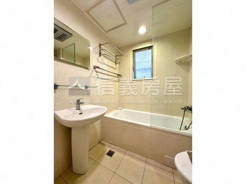 陽光沐浴。稀有３房車位房屋室內格局與周邊環境
