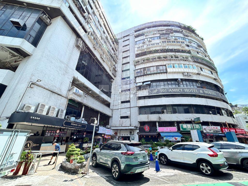東區低總挑高金店面房屋室內格局與周邊環境