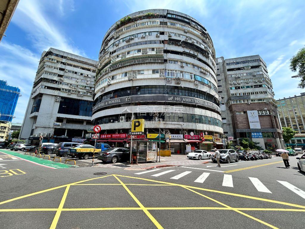 東區低總挑高金店面房屋室內格局與周邊環境