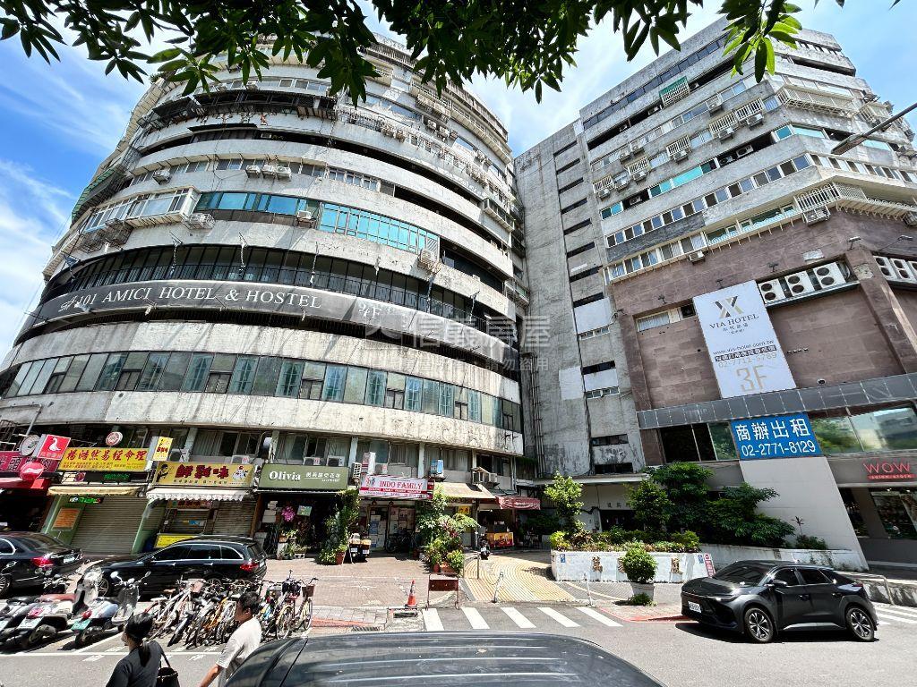 東區低總挑高金店面房屋室內格局與周邊環境