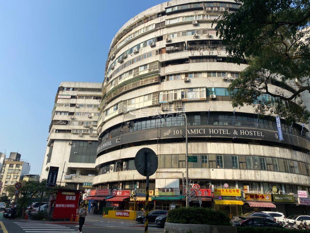 東區低總挑高金店面房屋室內格局與周邊環境