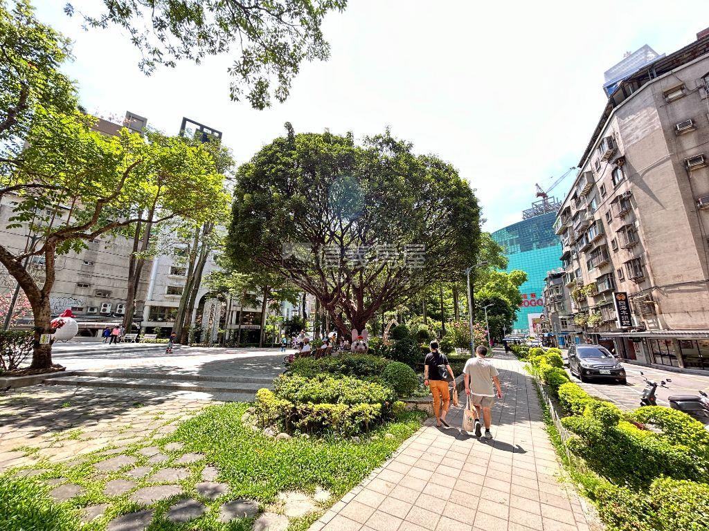 東區低總挑高金店面房屋室內格局與周邊環境