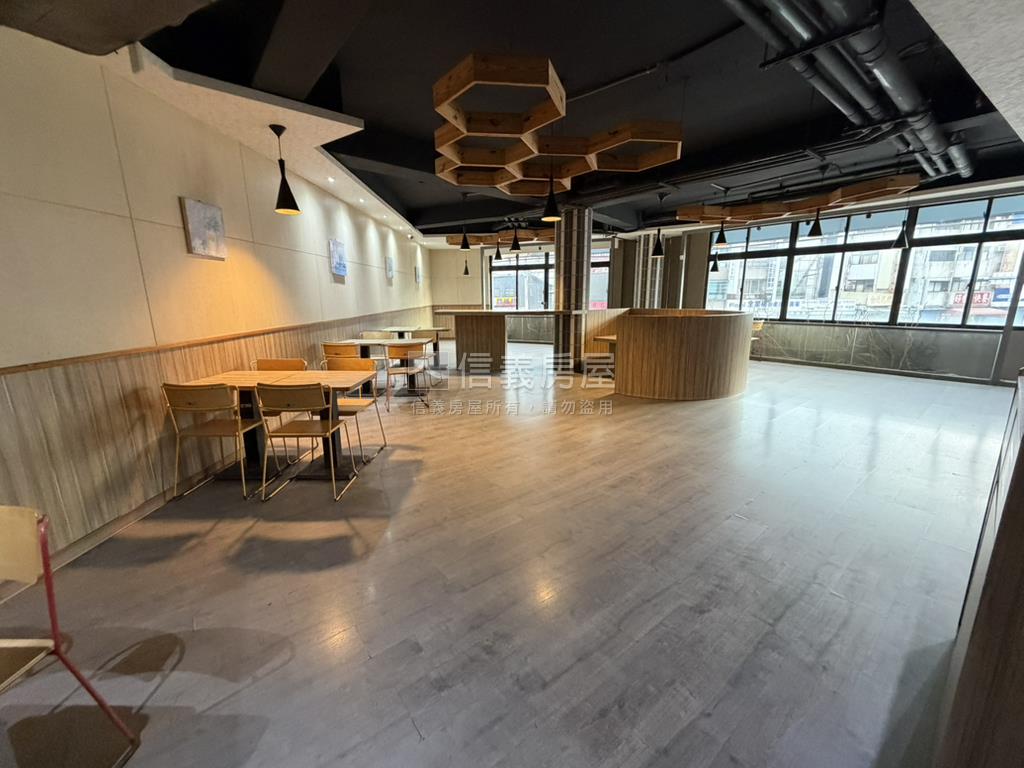 五權西路頂呱呱大面寬店面房屋室內格局與周邊環境