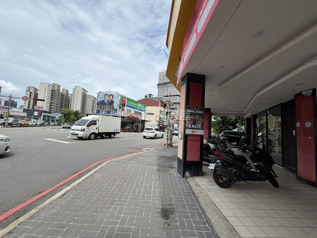 五權西路頂呱呱大面寬店面房屋室內格局與周邊環境