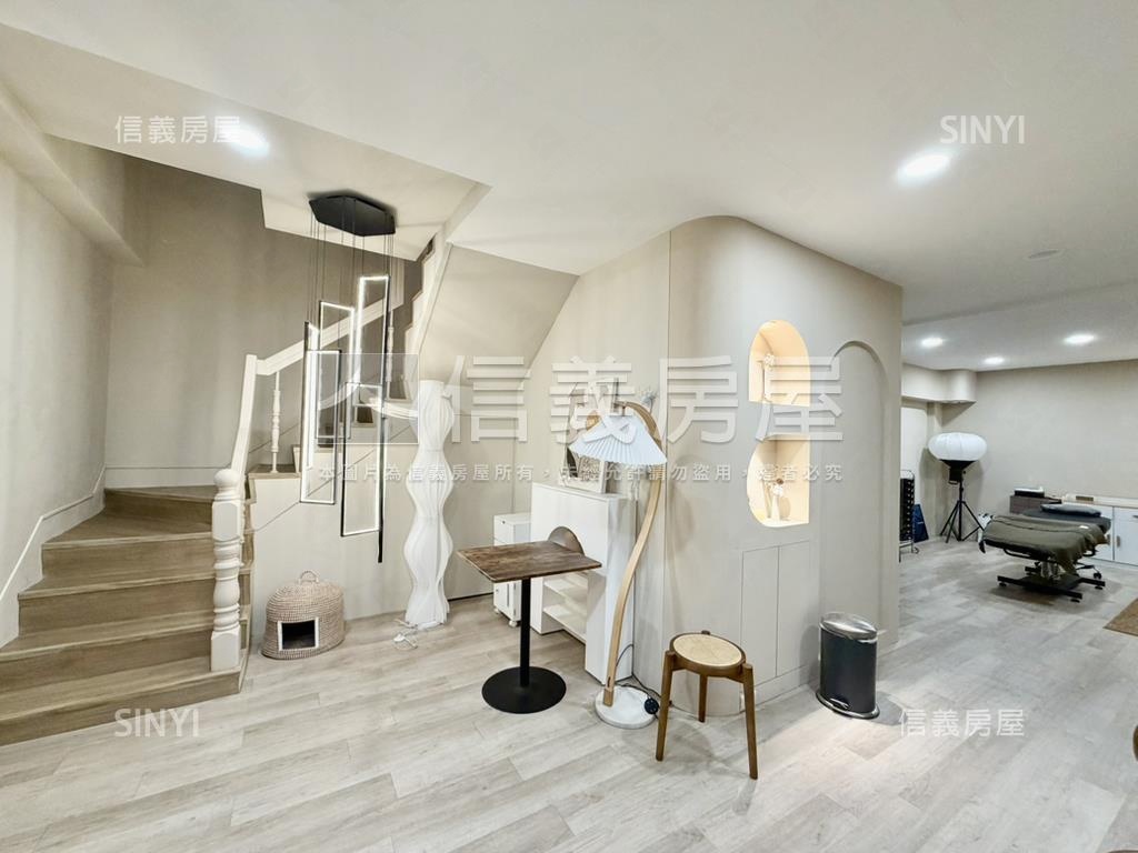 近捷運大面寬精美裝潢角店房屋室內格局與周邊環境