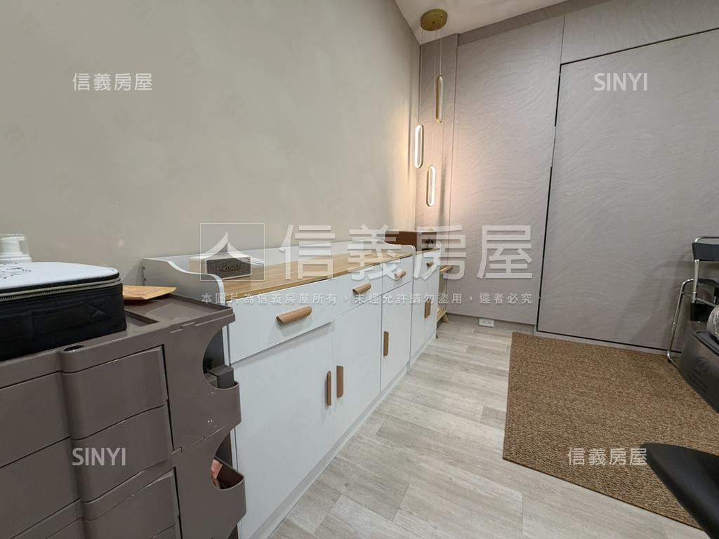 近捷運大面寬精美裝潢角店房屋室內格局與周邊環境