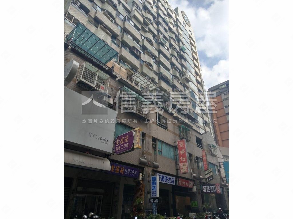 五期熱鬧店面附車位房屋室內格局與周邊環境