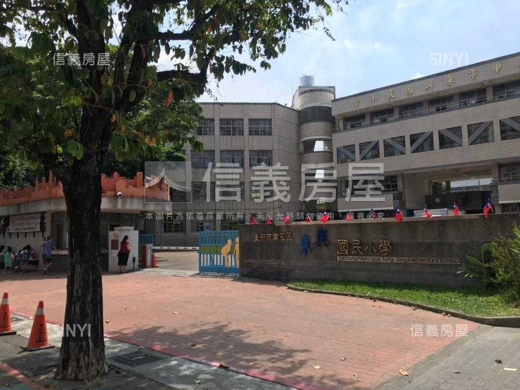 五期熱鬧店面附車位房屋室內格局與周邊環境